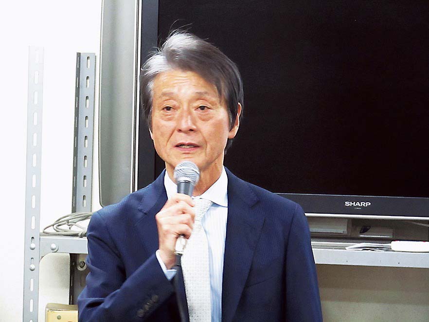 あいさつする野村理事長