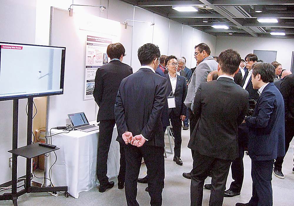 コーヒーブレークの時間に日本企業の関係者から説明を受ける参加者