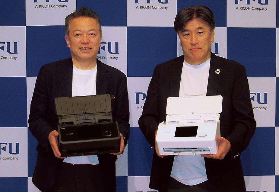 新製品を発表する平原社長（右）と宮内康範常務執行役員＝24日、東京都千代田区