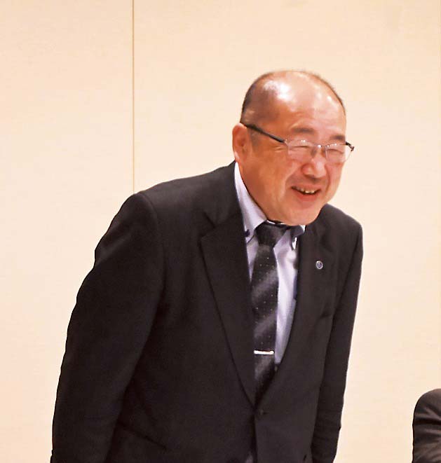 新任のあいさつを述べる浅野会長