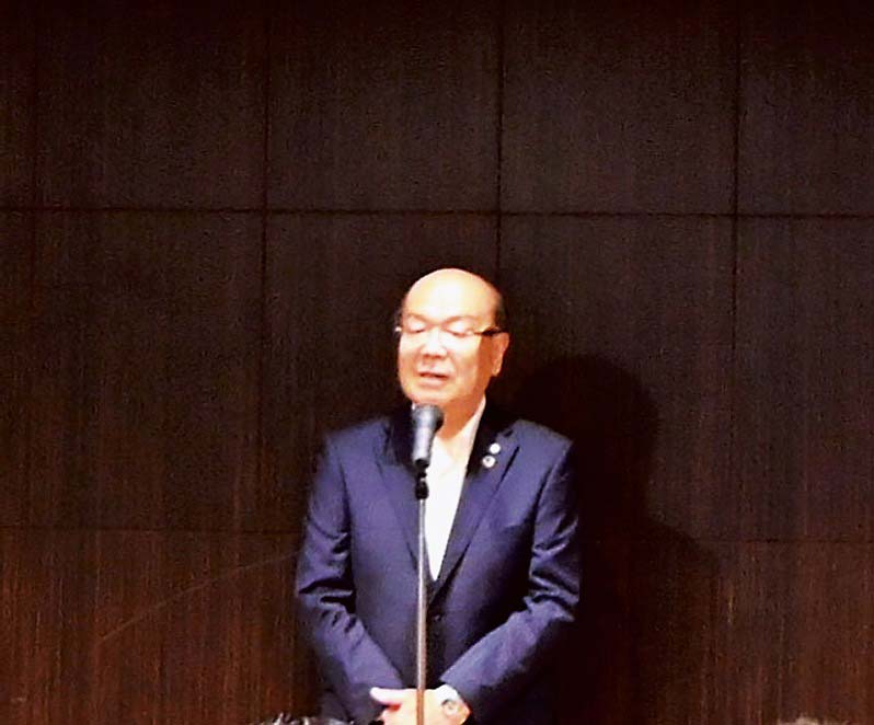 激励の言葉を述べる峯田会長
