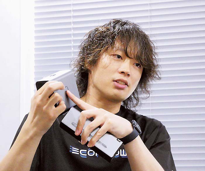 商品説明を行う鈴木氏