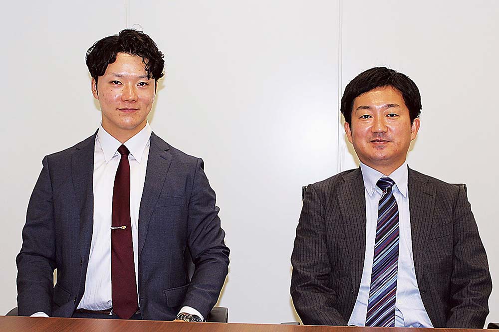 戦略企画グループの田中グループマネージャー（右）と大森主任