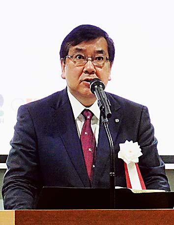 あいさつする五神理事長
