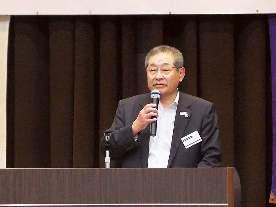 あいさつする福田会長