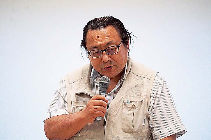 あいさつする島田理事長