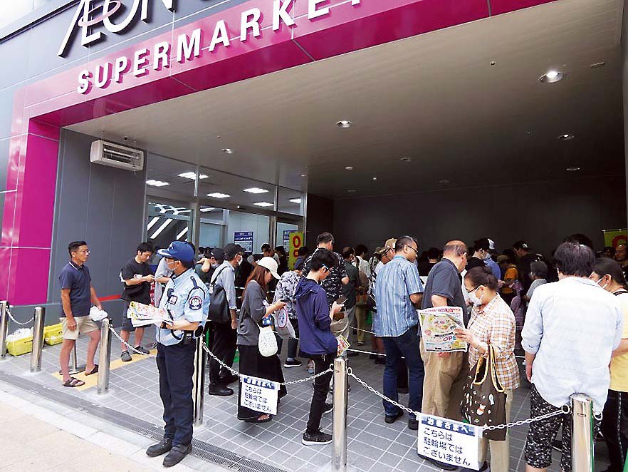 開店前には900人ほど並んだ