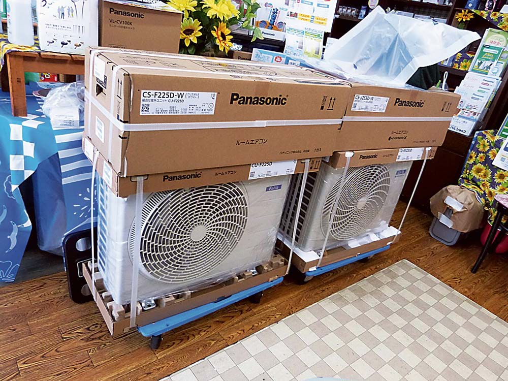 店内には設置予定のエアコンが置かれている