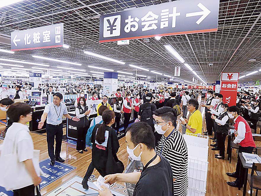 開店と同時に多くのお客が入店