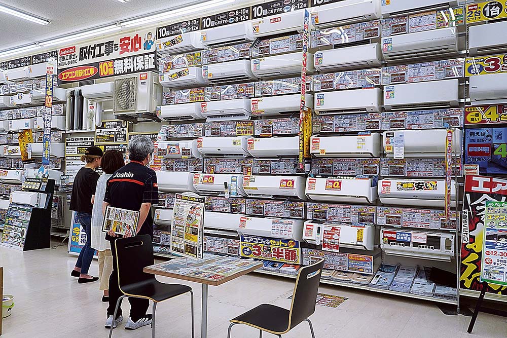 省エネ性能や加湿機能などを訴求（上新電機新大阪店）