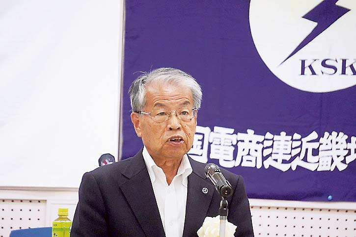 あいさつする巽会長
