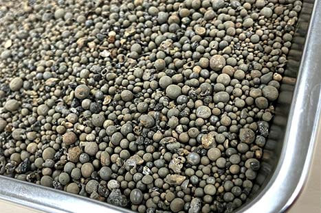 溶融スラグから回収したメタル（スラグ混入率10％以下）