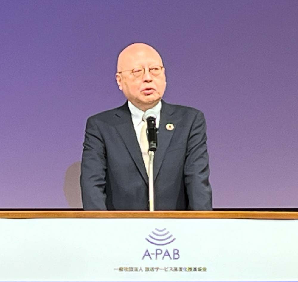 あいさつする加増理事長