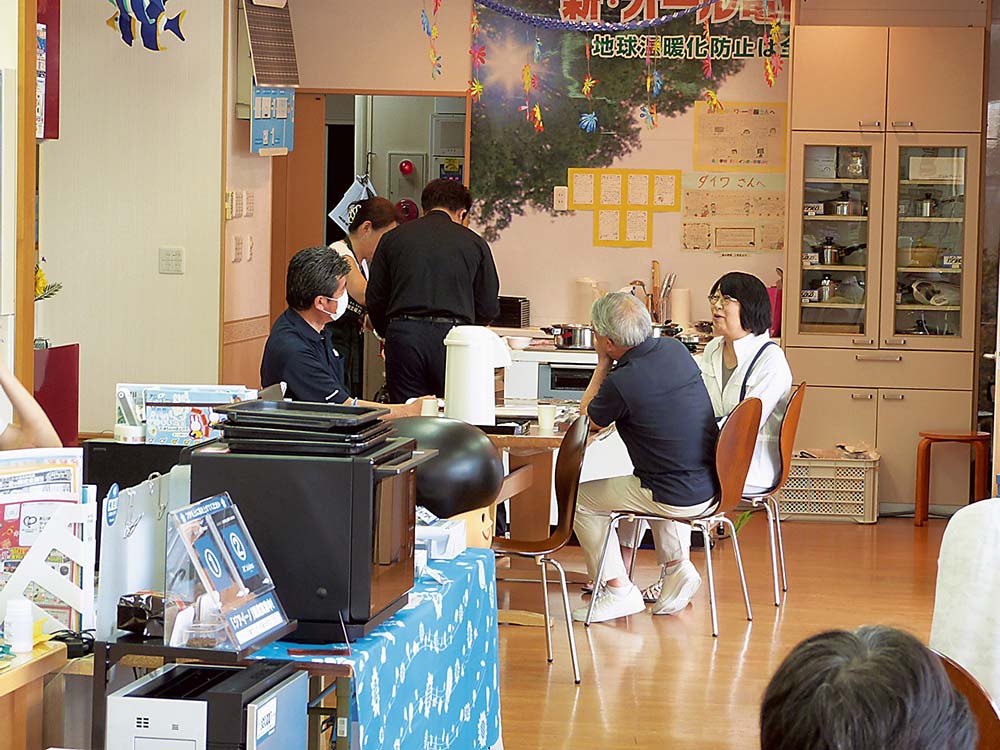 地域電器店は個展を開催し販売に努める