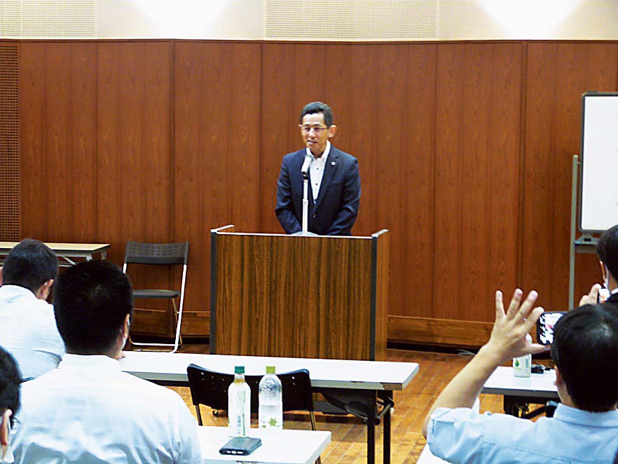 総会であいさつする落合青年部長