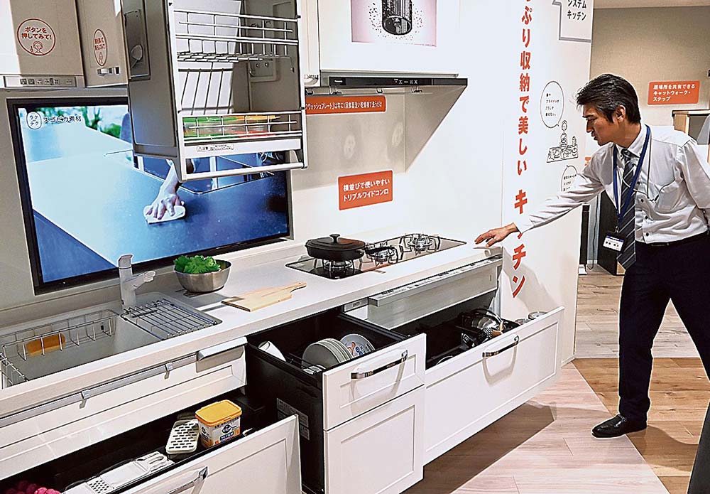 収納を充実させ食洗機も内蔵したキッチンなどを説明