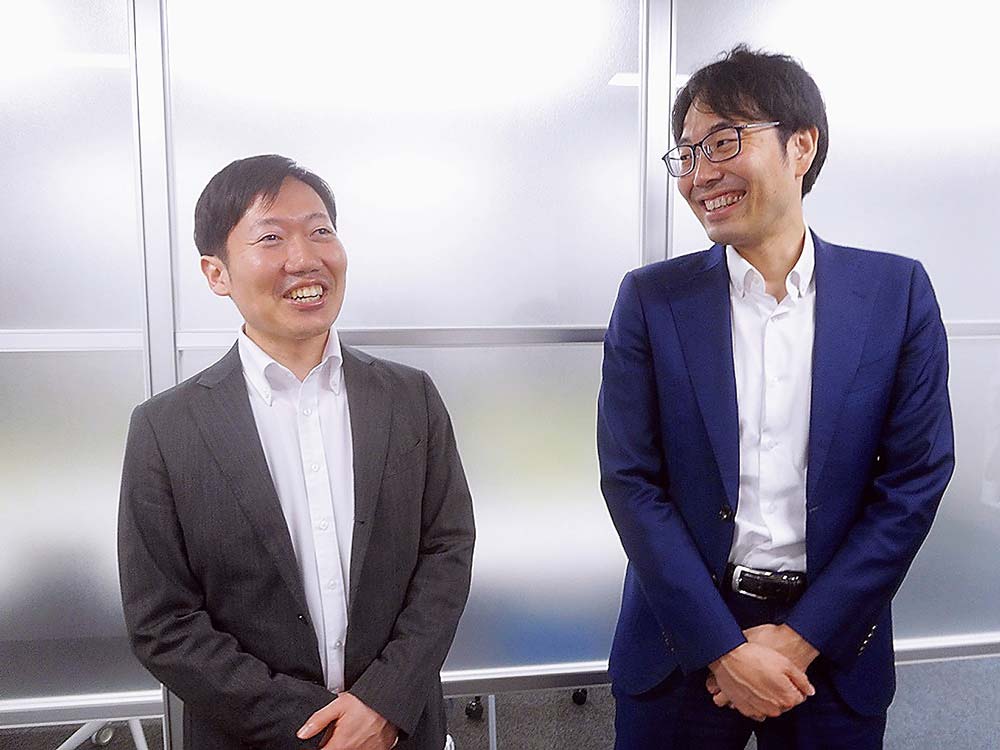 伊藤代表取締役（右）と進藤氏。進藤氏は「SAKURAセンター」の支援員としての経験を生かし、研修に従事している