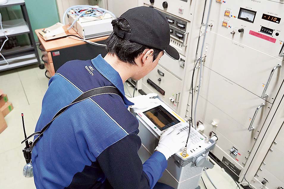 南極で業務に従事する清水氏（提供：国立極地研究所）