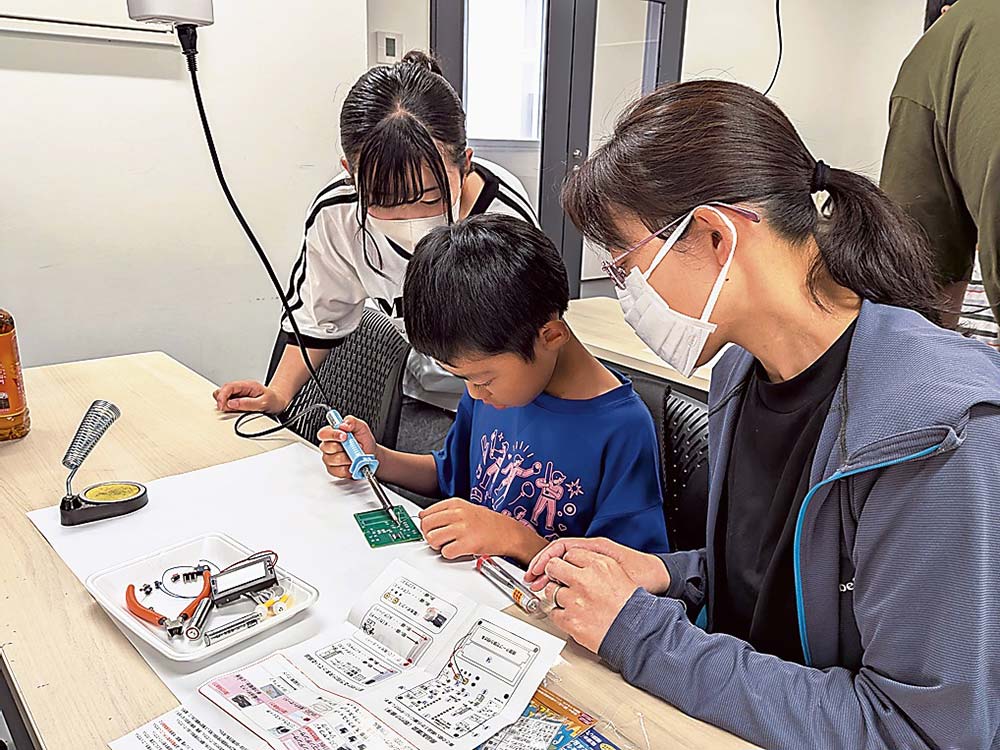 はんだごてを使用しながらラジオ製作