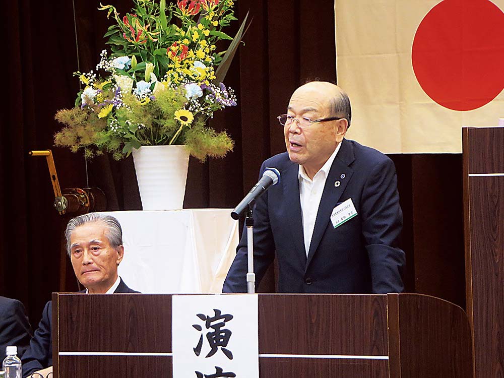 あいさつする峯田会長