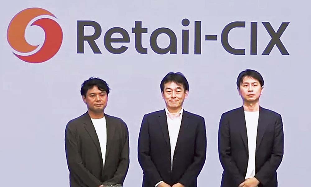 トライアルホールティングスの永田社長、新会社の社家社長、新会社の北川亮一副社長（左から）＝8日、東京都千代田区