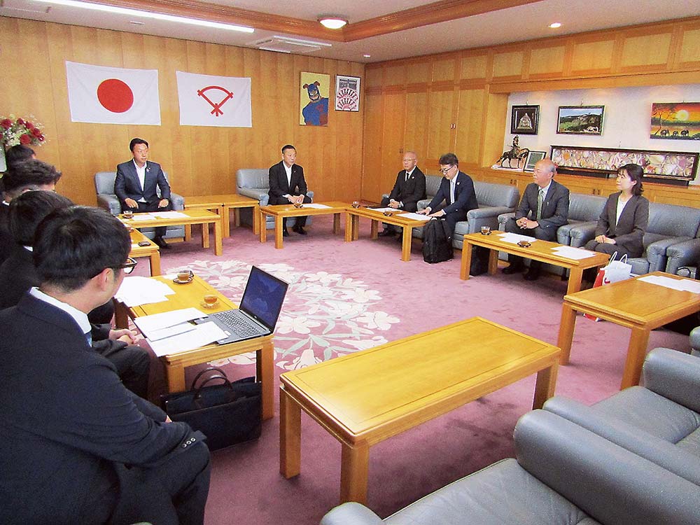 泉佐野市役所で紺綬褒章伝達式、泉佐野市ふるさと功労者表彰式が開催された