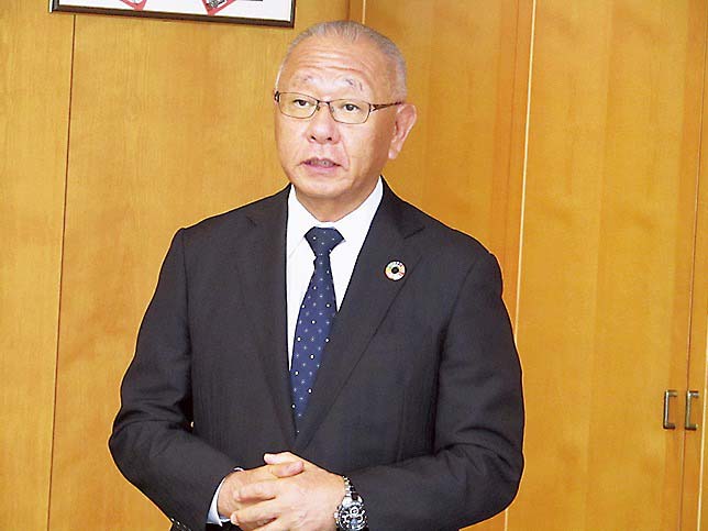あいさつする金谷会長
