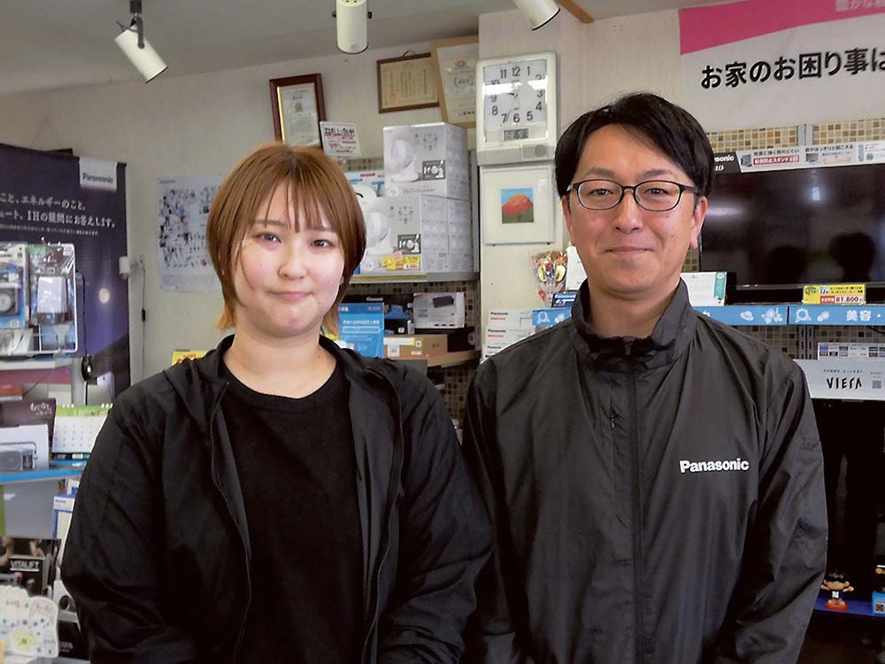 右から克恭さん、妻の瞳さん