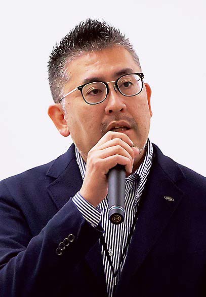 岡嶋事業部長（上）と寧係長（9日、東京都港区）