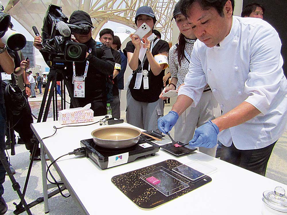 香り体験では培養肉を実際に調理