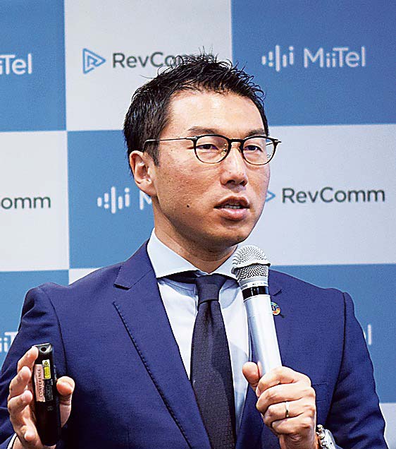 新機能を紹介する会田社長＝9日、東京都渋谷区