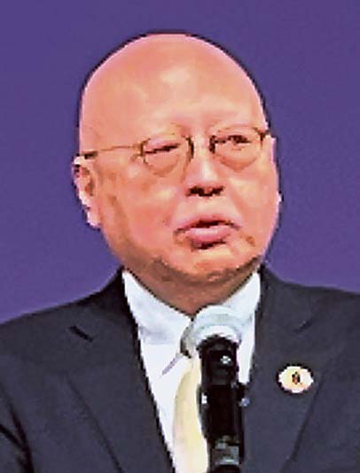 あいさつする加増理事長