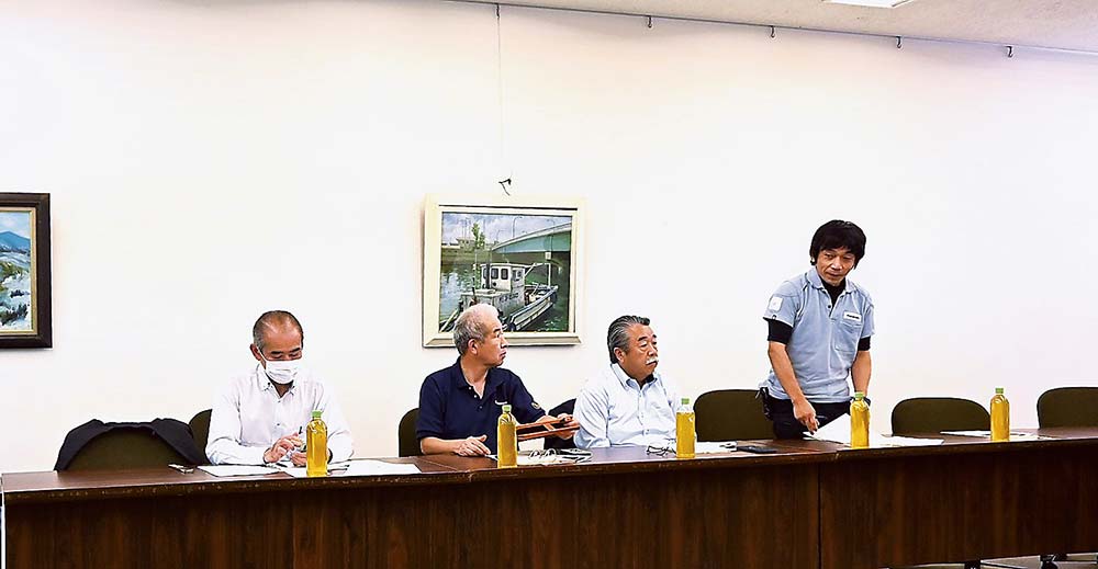 自己紹介する支部長ら