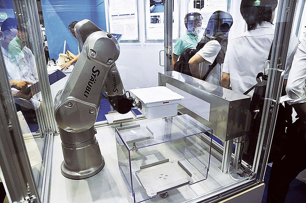 実機でのデモが行われた「ネストタブ外装用パルスドキセノン除染装置」