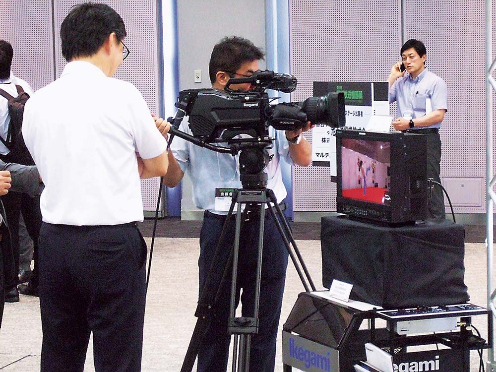 来場者は池上通信機のカメラを実際に操作していた