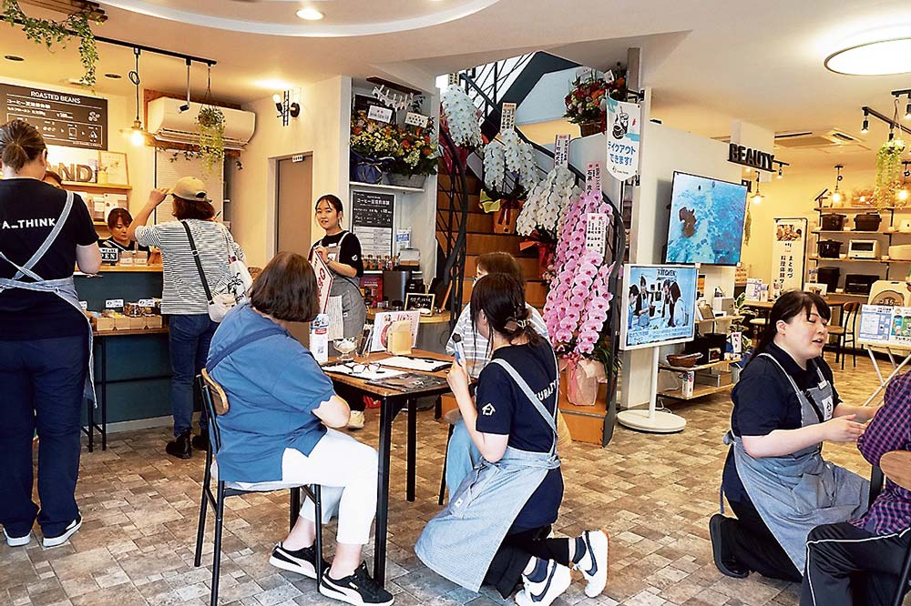 カフェコーナーを併設してリニューアル