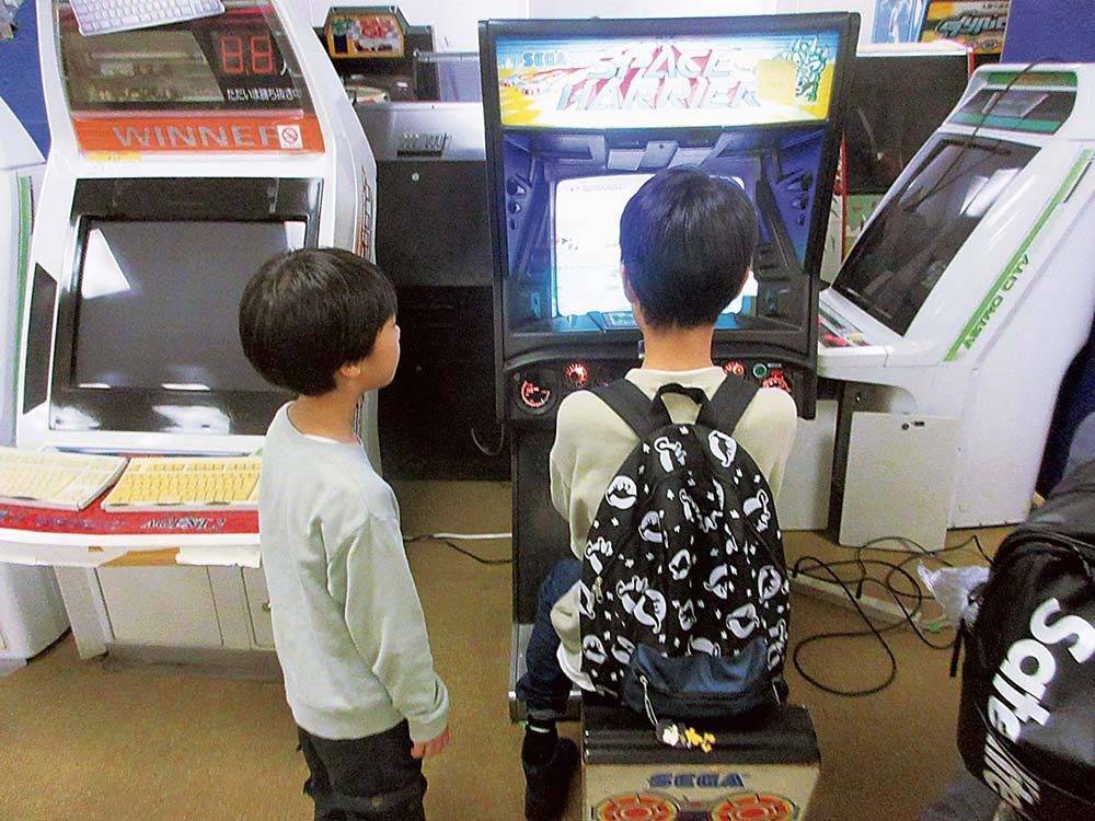 館内の動態展示を楽しむ子どもたち