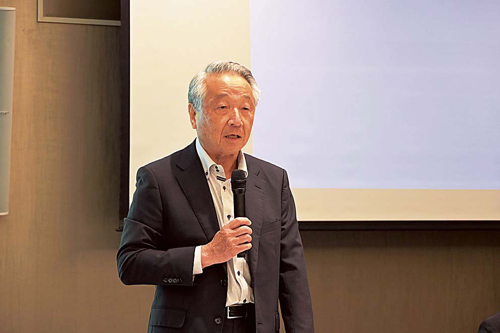 あいさつする中野会長