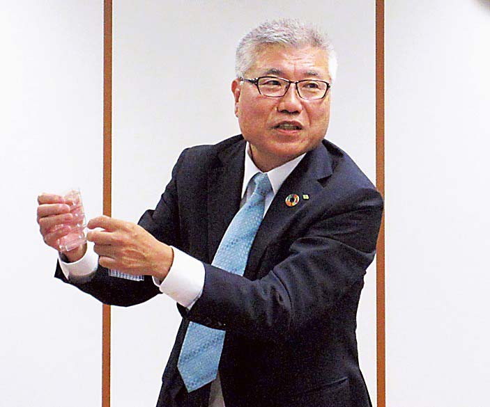 樹脂材料を手に展望を語る指田常務（22日、東京都）