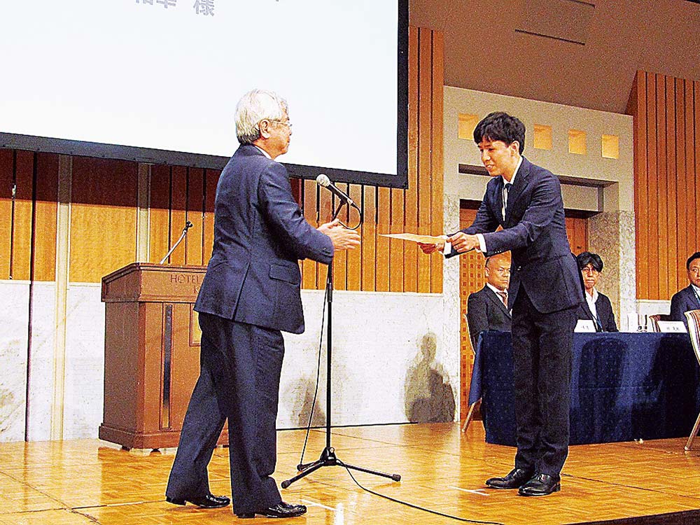 村田理事長（左）が贈呈状を手渡した