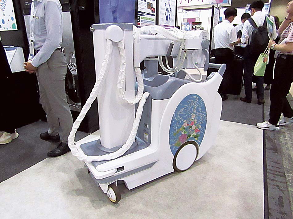 Japan Healthでも特製ステッカーで装飾した回診用X線撮影装置を披露