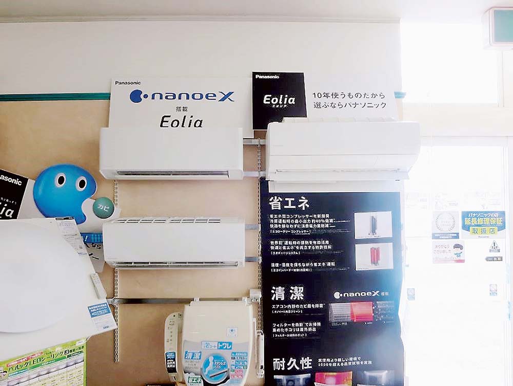 店内にエアコンを展示する藤倉電気