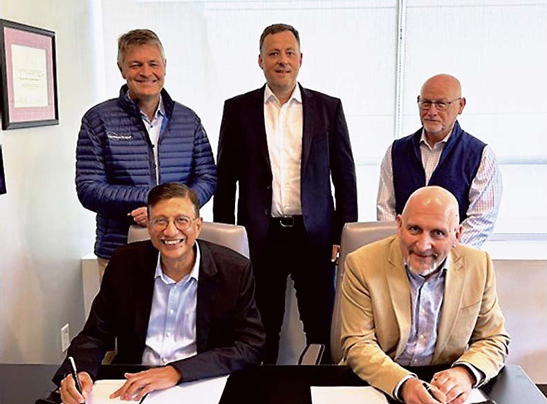 協業強化で合意したQS、VW、パワーコの幹部（前列左がQSのシバラムCEO）