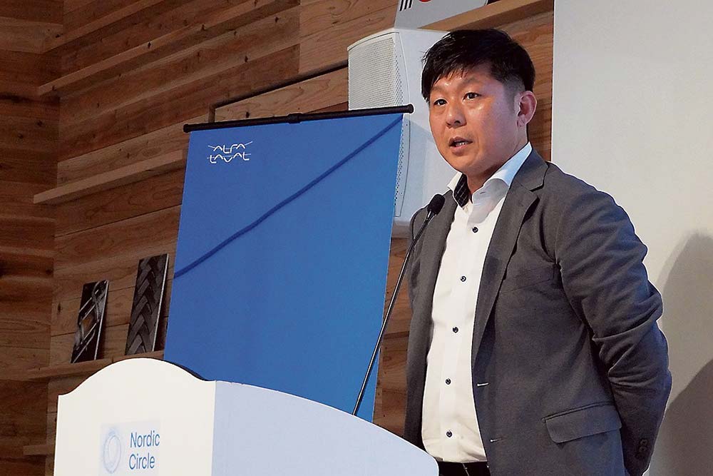 あいさつする日本法人の西川社長
