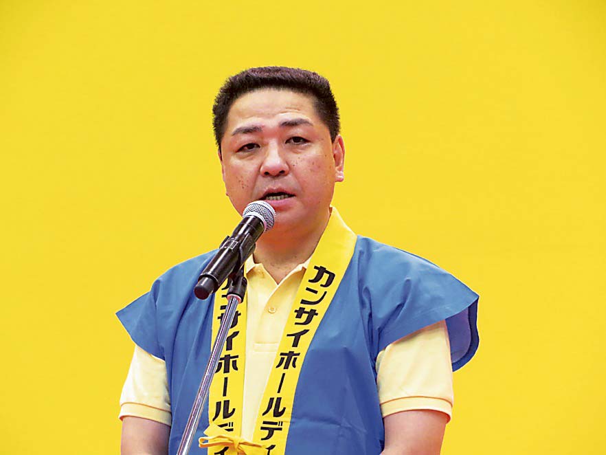 あいさつする本多社長