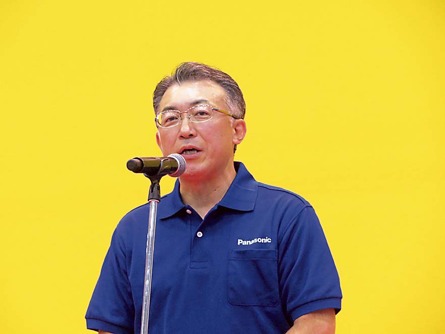あいさつする佐藤部長