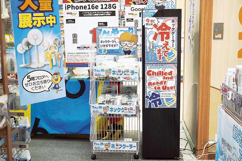 ネックリングは売り場に設置した冷凍庫で冷やしたものを販売している