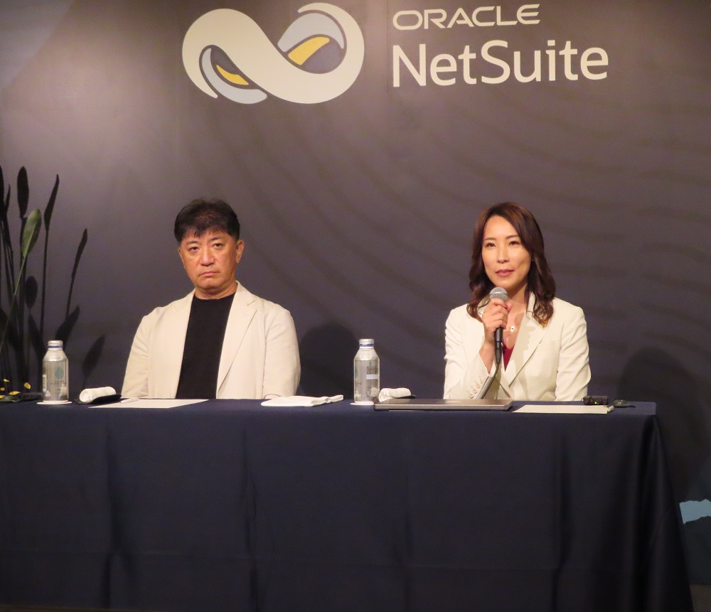基調講演後会見したトリドールHDの磯村執行役員（左）とNetSuite事業統括の渋谷執行役員