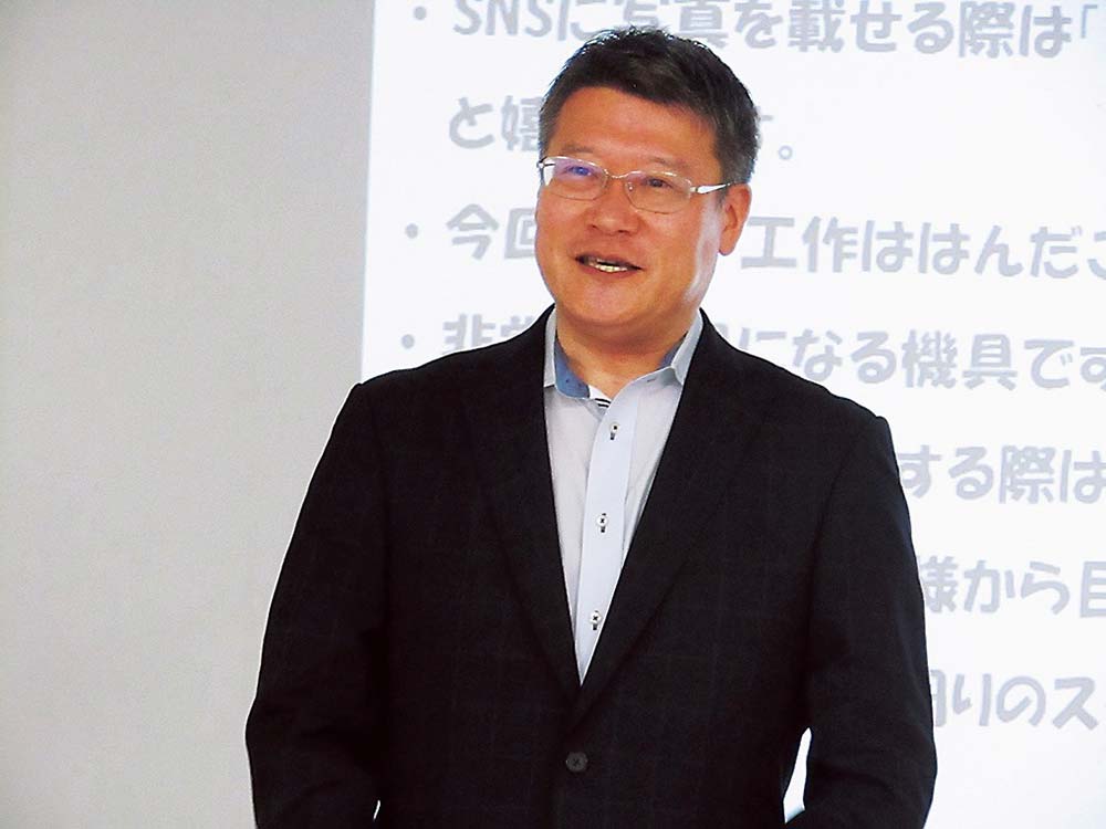 あいさつする家永委員長