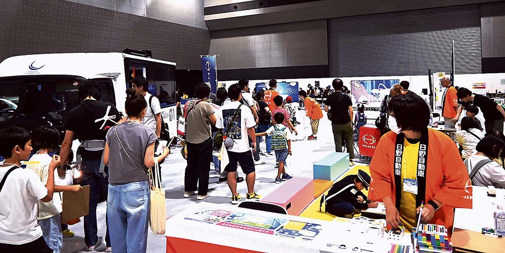 EVトラックの展示も（日野自動車）